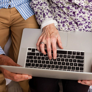Corsi di computer per anziani, un vantaggio per la loro vita