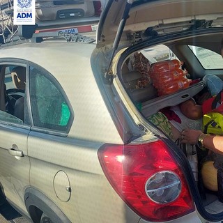 Viaggia dalla Tunisia a Genova nascosto in un bagagliaio, clandestino scoperto dai funzionari delle Dogane