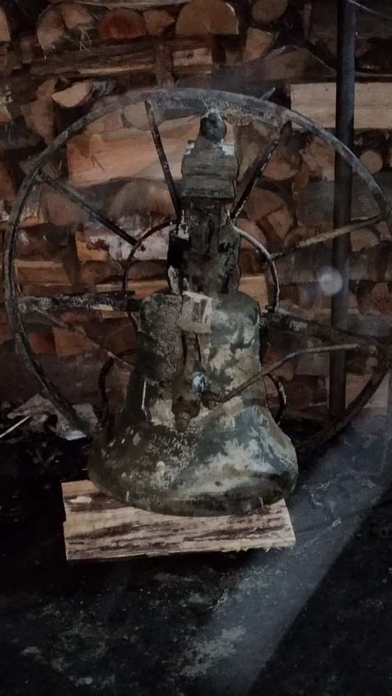 Campo Ligure: due trasfertisti di fede musulmana e un albergatore salvano la campana della chiesetta rasa al suolo dalla frana