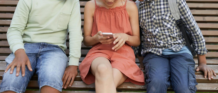 Cellulare a scuola, “Non solo divieti ma percorsi educativi”