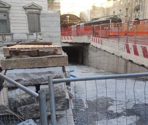 Vittorio Sgarbi attacca il cantiere di piazza Portello: &quot;Un gabbiotto di cemento immondo per chiunque&quot;