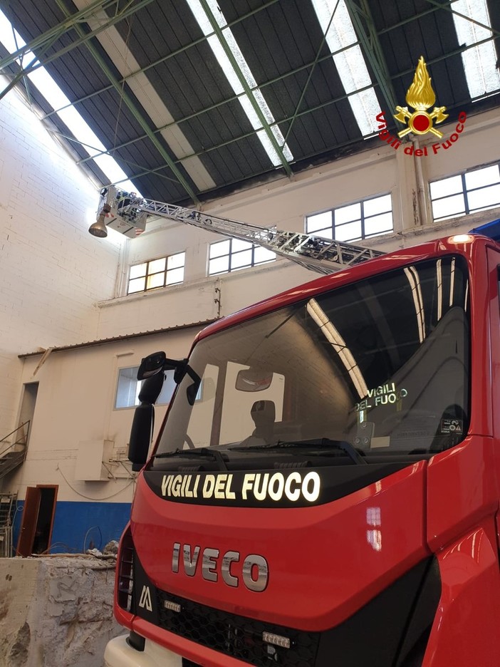 Vigili del fuoco in azione a Campi per la rimozione della copertura di un capannone Vigili del fuoco in azione a Campi per la rimozione della copertura di un capannone