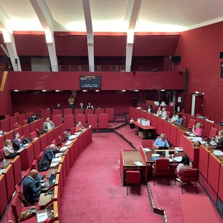 Caso Gibelli, scontro in commissione. L’assessora Bruzzone difende la consulente: “L’avvocata resta al suo posto”