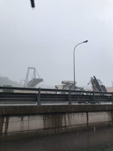 Disastro a Genova: crolla il ponte dell'autostrada Disastro a Genova: crolla il ponte dell'autostrada