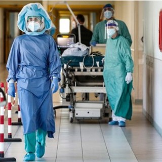 Covid, 4.833 casi e cinque morti in Liguria, calano i ricoverati in terapia intensiva