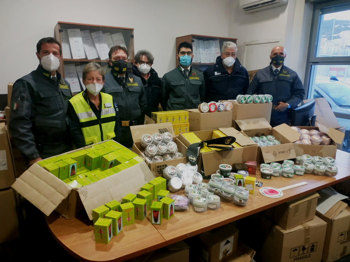 Ufficio Dogane e Guardia di Finanza scoprono cosmetici illegali