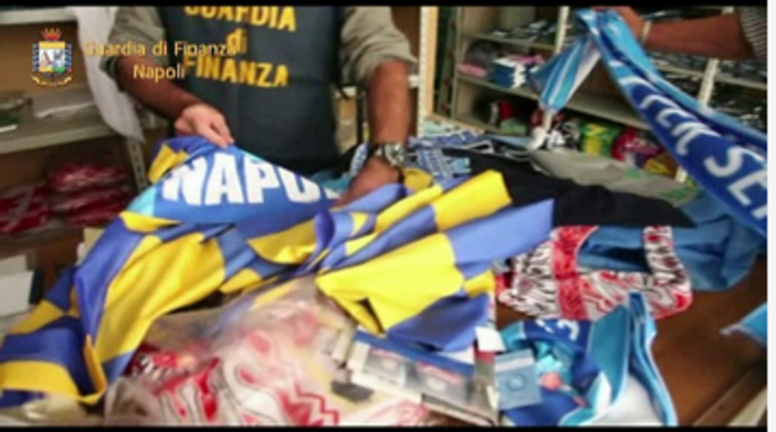 Contraffazione in fuorigioco, anche i giocatori di calcio scendono in campo per combatterla Contraffazione in fuorigioco, anche i giocatori di calcio scendono in campo per combatterla