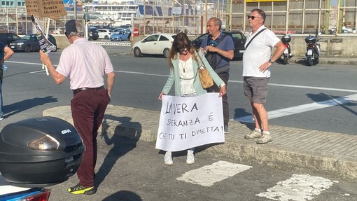 I no vax contestano il ministro Speranza: "77.468,53 euro, il prezzo di Francesca Tuscano" (Foto e video)