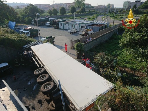 Incidente sulla A10: il mezzo pesante verrà recuperato durante la notte. Il traffico scorre su due corsie