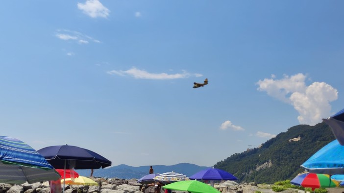 Incendi boschivi in Liguria, a Ne attivi due Canadair