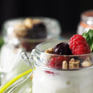 Mercoledì Veg: coppa golosa ai berries con crema di latte di mandorla