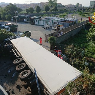 Paura sulla A10: camion esce di strada e precipita da un cavalcavia. Traffico in tilt (FOTO)