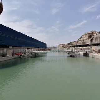 Waterfront di Levante, completato allagamento canale e arrivata la gru per il varo del ponte mobile: quattro giorni per le operazioni