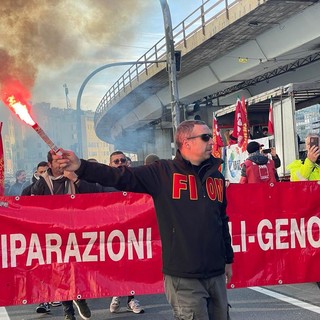 Genova ancora in piazza contro la manovra: tremila in corteo