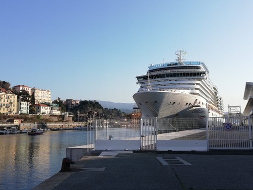 Coronavirus, Costa Luminosa a Savona: sbarco protetto per 435 membri equipaggio. Sale a dieci numero ricoverati in ospedale