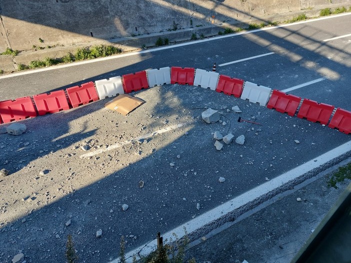 Cavalcavia danneggiato sull'A10 a Varazze: subito la demolizione, entro una settimana in arrivo un sostituto prefrabbricato