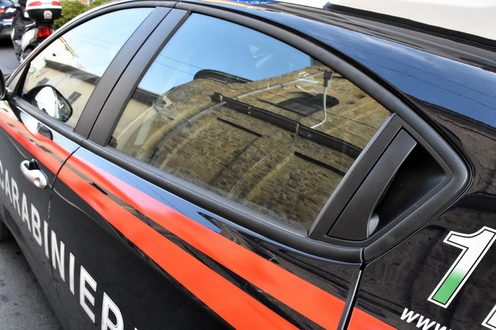 Prende a sprangate la moglie, arrestato 70enne