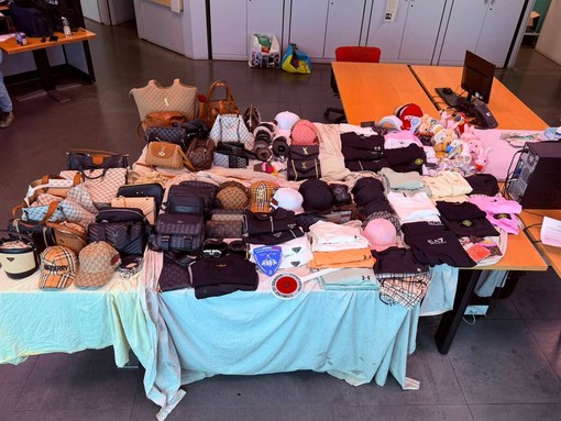 Centro storico, commercio abusivo davanti al Galeone: sequestrati 200 capi contraffatti Centro storico, commercio abusivo davanti al Galeone: sequestrati 200 capi contraffatti