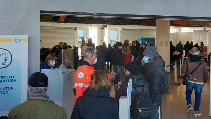 Caos nei centri vaccinali, Toti: "Percorsi separati per prenotati e non, ma la presentazione senza sia ultima strada" Caos nei centri vaccinali, Toti: "Percorsi separati per prenotati e non, ma la presentazione senza sia ultima strada"