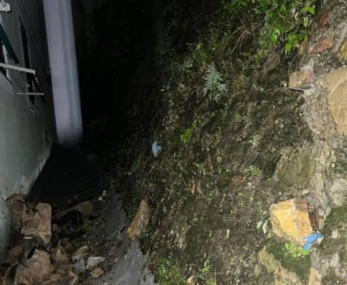 Violento temporale nel genovesato, crolla un muro di contenimento a San Martino, notte di lavoro per i vigili del fuoco (Video)