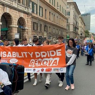 Un corteo colorato per chiedere una città accessibile, a Genova sfila il Disability Pride (Foto e video)