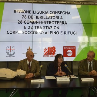 Consegnati 78 defibrillatori semiautomatici esterni a 28 Comuni dell'entroterra e a 22 stazioni del Soccorso Alpino