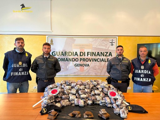 Auto "imbottita" con 73 kg di hashish, maxi sequestro nel porto di Genova: la Finanza arresta un uomo di nazionalità olandese Auto "imbottita" con 73 kg di hashish, maxi sequestro nel porto di Genova: la Finanza arresta un uomo di nazionalità olandese