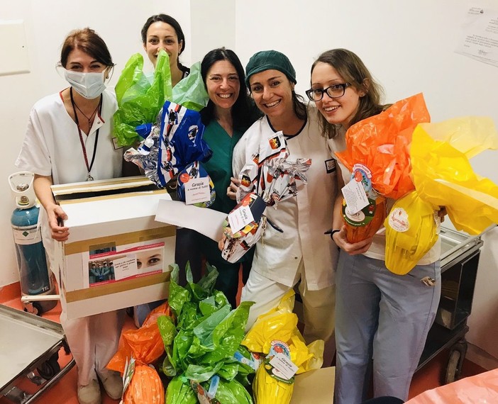 Donate uova e colombe pasquali all'ospedale San Martino di Genova