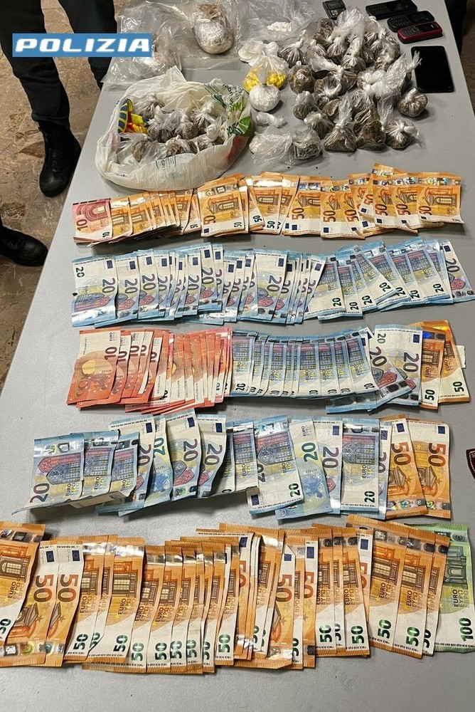 Via Cantore, fermato con un documento falso: in casa trovati 3 chili di ketamina, arrestato 40enne