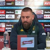 Trasferta da tutto esaurito a Verona, ma De Rossi prepara il Genoa: “Hellas sempre vivo: serviranno intensità e attenzione come contro la Roma”