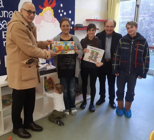 Dal “Lions Club Cinque Terre” tanti giocattoli per l’asilo-nido “Puer puella” Dal “Lions Club Cinque Terre” tanti giocattoli per l’asilo-nido “Puer puella”