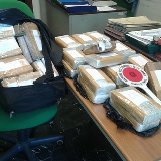 Klaus Davi a Giovanni Toti: "Genova quartier generale della droga, ha superato Gioia Tauro"