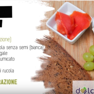 La ricetta del lunedì: oggi prepariamo dolci tartine con uva e salmone