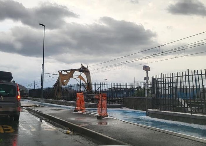 Maltempo, cabine dei bagni finiscono sui binari: interrotta la linea ferroviaria tra Chiavari e Sestri Levante