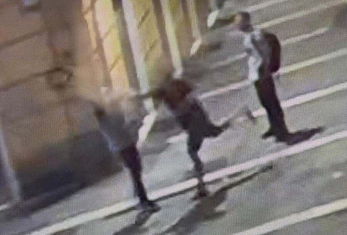 Tensioni tra anarchici e polizia dopo la manifestazione contro il degrado: un arresto, tre agenti feriti