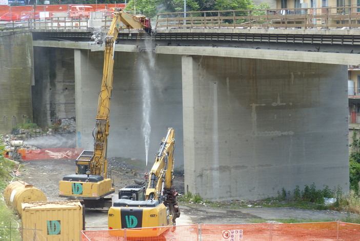 Lagaccio: è partita oggi la demolizione del ponte Don Acciai, i lavori termineranno ad ottobre