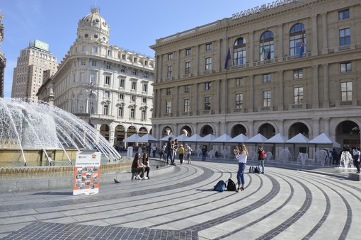 Buon compleanno ai Vigili del Fuoco: a Genova De Ferrari si colora di rosso