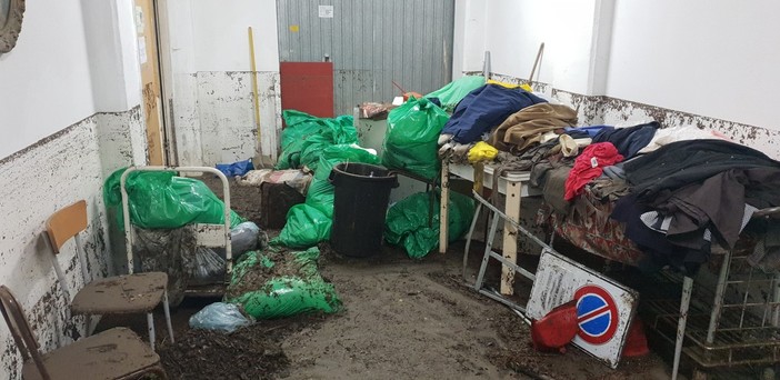 Maltempo: gravi danni nel locale della San Vincenzo Parrocchia Sacro Cuore del Campasso (FOTO) Maltempo: gravi danni nel locale della San Vincenzo Parrocchia Sacro Cuore del Campasso (FOTO)