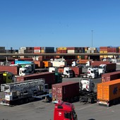 Traffico di armi, Genova di nuovo sotto osservazione: i portuali scoprono mezzi anfibi e materiale esplosivo su una nave in arrivo dagli USA, scatta il blocco dell’imbarco