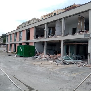 Waterfront di Levante, parte la demolizione dell'ex centro direzionale (FOTO e VIDEO)