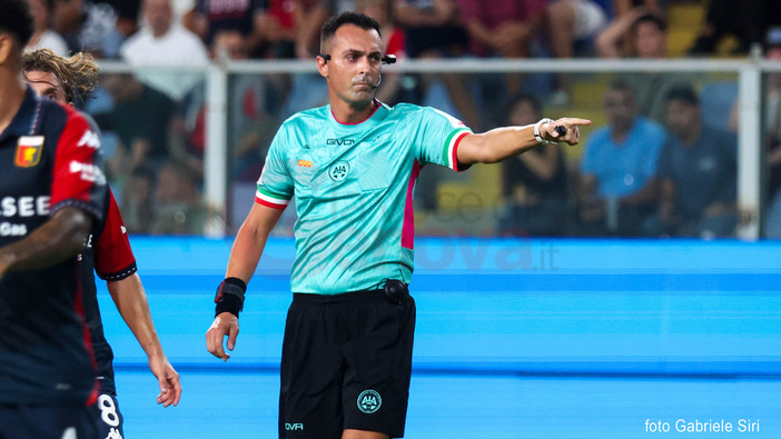 L'arbitro Di Bello durante Genoa-Napoli (foto Gabriele Siri)