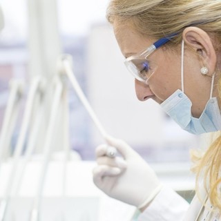 Mal di denti all'improvviso: cosa fare (e quando è davvero un'urgenza) Mal di denti all'improvviso: cosa fare (e quando è davvero un'urgenza)