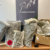 Sequestrati a Genova oltre 3 kg di marijuana provenienti dalla Spagna Sequestrati a Genova oltre 3 kg di marijuana provenienti dalla Spagna