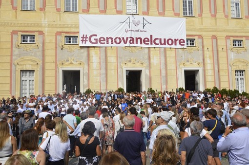Il ricordo delle vittime del ponte Morandi riempie piazza De Ferrari Il ricordo delle vittime del ponte Morandi riempie piazza De Ferrari