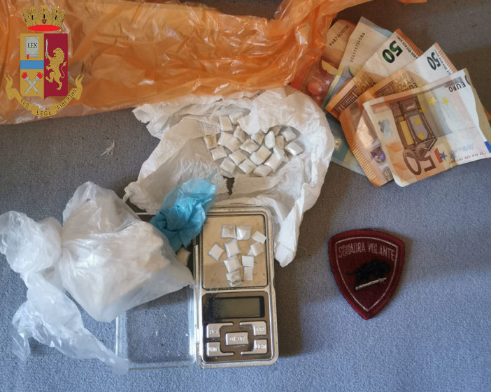 Traffico di sostanze stupefacenti, la Polizia di Stato effettua un arresto e una denuncia