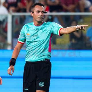 L'arbitro Di Bello durante Genoa-Napoli (foto Gabriele Siri)