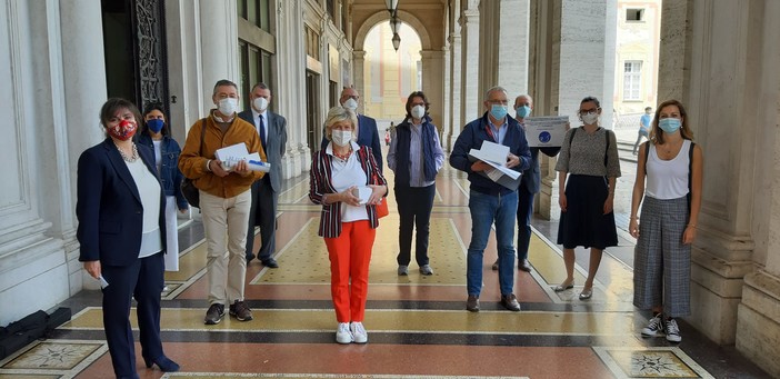 La onlus ‘Riccardo Traverso’ dona quattro ecografi portatili agli ospedali genovesi Villa Scassi, Evangelico, Micone e Galliera