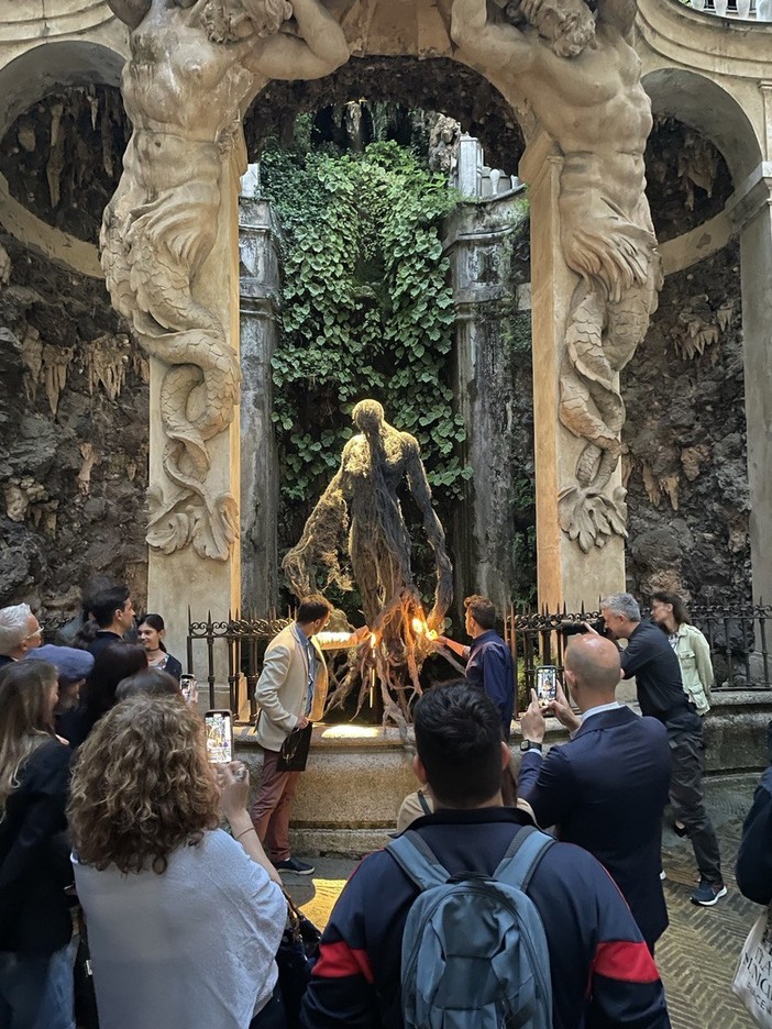 Agapanto, le suggestioni di Francesco Diluca si impossessano di Palazzo Lomellino (video)