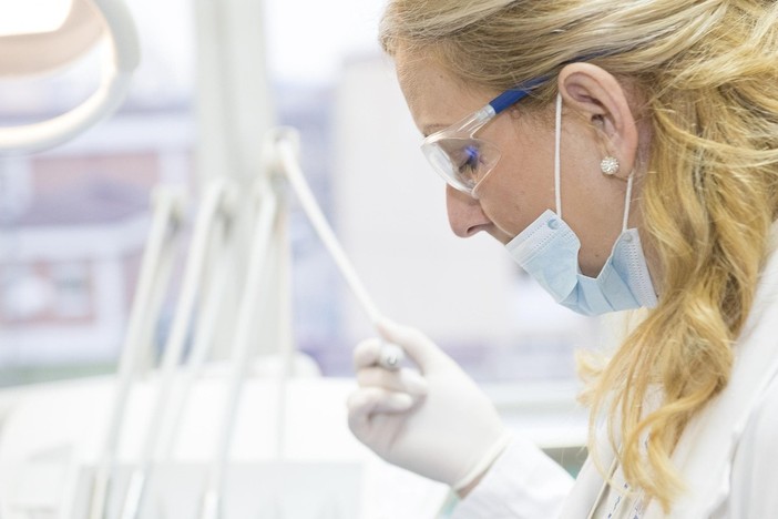 Mal di denti all'improvviso: cosa fare (e quando è davvero un'urgenza) Mal di denti all'improvviso: cosa fare (e quando è davvero un'urgenza)