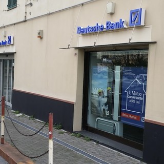 Largo S. Francesco da Paola resta senza banche: Deutsche Bank chiuderà il 24 marzo